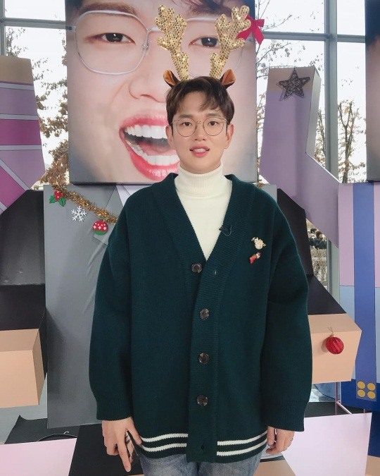 Broadcaster Jang Sung-kyu wore a Rudolph headband.Jang Sung-kyu posted a picture on his instagram on the 3rd with an article entitled Rudolph D and meet in the dream country # antler # boyfriend.Jang Sung-kyu in the public photo is looking at the camera wearing a white neck pola T-shirt and a turquoise knit cardigan.Especially, I wear Rudolph headband on my head, so I have a coming Christmas atmosphere.The netizens who saw this responded that the background is not a boyfriend, it is too cute, I am afraid to meet in my dream.Jang Sung-kyu is active in various broadcasting programs such as MBC FM4U Good Morning FM Jang Sung-kyu.