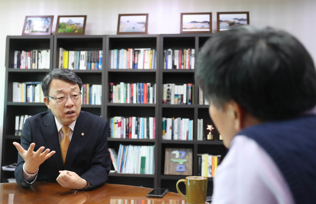 김성식 바른미래당 의원이 2일 오전 서울 여의도 국회 의원회관 사무실에서 신승근 논설위원과 인터뷰를 하고 있다. 신소영 기자 viator@hani.co.kr