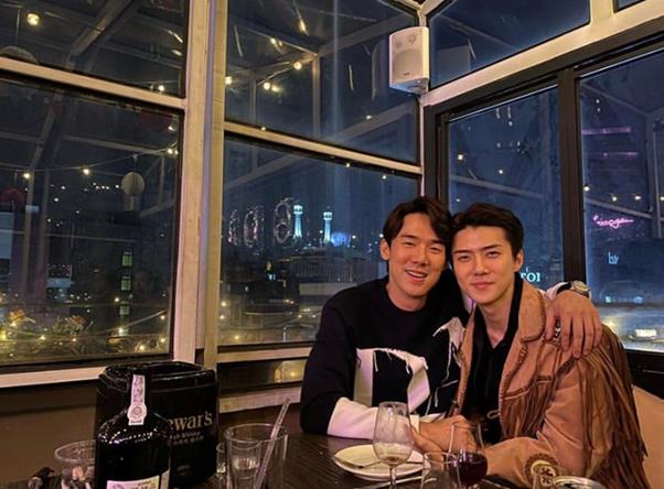 Group EXO member Sehun has released a two-shot with Actor Yoo Yeon-Seok.Sehun posted a picture on his SNS on the 3rd with an article entitled Byeonseok Lee.Sehun and Yoo Yeon-seok in the public photos show off their friendly appearance with their shoulder-to-shoulder companions. The smiles of the two people create warmth.On the other hand, EXO, a group to which Sehun belongs, is actively performing its comeback on the 27th of last month with its regular 6th album OBSESSION.Yoo Yeon-Seok is scheduled to appear on tvNs new drama Spicy Doctor.