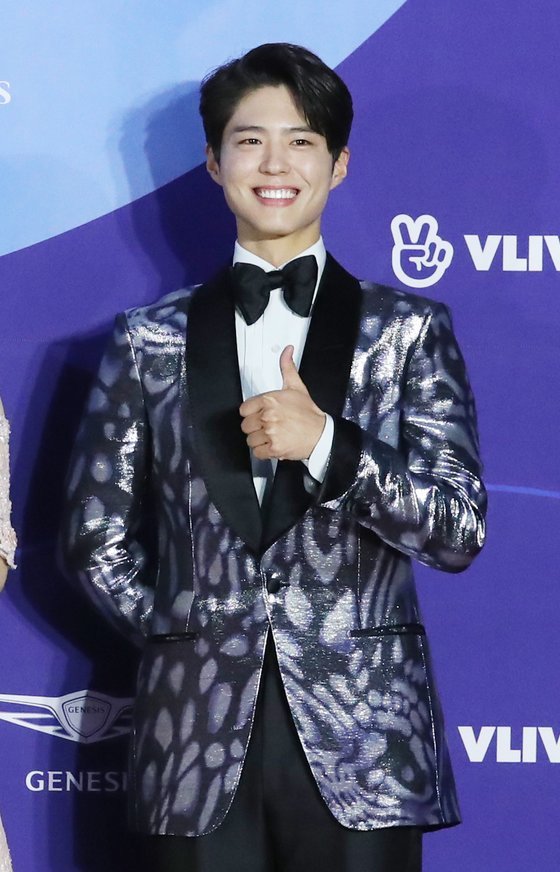 On Thursday, Park Bo-gum appeared at the airport to attend the 2019 MAMA held at the Japan Nagoya Dome.The eye-catching thing on the day was the Comfort Women Badge, which Park Bo-gum attached to his coat.Park Bo-gum, who hosted MAMA for the third consecutive year, was supported by netizens by wearing a Badge that sponsors Comfort Women victims grandmothers while departing for the awards ceremony.It is a reaction that it is fully conveyed what kind of heart it is departing.Unlike the host, however, the organizers acted in conflict.2019 Mnet Asian Music Awards, 2019 MAMA, the 2019 Mnet Asian Music Awards, posted on its official Twitter account on the 2nd, with two days to go until the Nagoya Awards.At Nagoya, delicious food, beautiful places, and much more are waiting for you. It is easy to come to Housewives International Airport.You can come and enjoy all of this, he posted, encouraging Nagoya tourism.It was pointed out that the reason for holding the awards ceremony at Nagoya, which stopped the exhibition of the girl prize, was that the public was in a hurry and that the Japanese boycott campaign refrained from traveling to Japan.As the controversy over this issue intensified, the article was deleted.Meanwhile, the loud 2019 MAMA is being rehearsed on the 3rd before the 4th, and the awards and singers are being departed ahead of the performance.