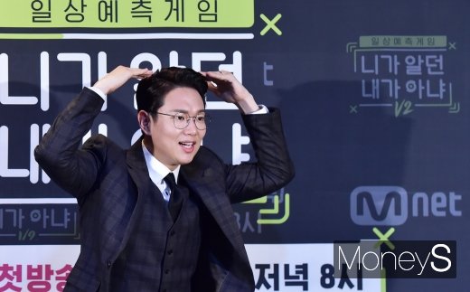 According to a star news report on the last two days, Jang Sung-kyu will conduct EXOs daily manager experience through YouTube channel Workman.The combination was made on the Workman Gas Station Alba, which was unveiled last month.Jang Sung-kyu, who was playing Alba at a gas station in Cheongdam-dong, Gangnam-gu, Seoul, met EXO member Suho.Suho said, All EXO members subscribe to Workman, and the promise of EXO Manager Experience by Jang Sung-kyu was made verbally.Workman is the content that Jang Sung-kyu experiences in various career worlds directly; the footage will be released on the channel this month.