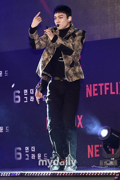 Group EXO Chen is showing off a spectacular stage on the green carpet of the movie 6 Underground held at Seoul Dongdaemun DDP on the afternoon of the afternoon.