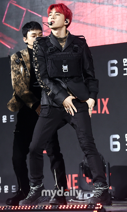 Group EXO Suho is showing off a spectacular stage on the green carpet of the movie 6 Underground at Seoul Dongdae Moon DDP on the afternoon of the afternoon.