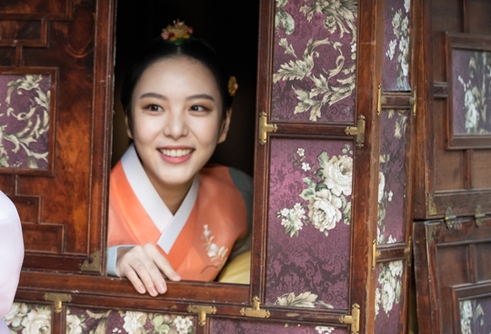 Lee Yul-em, a single house, has transformed into a land filled with a yearly heart for only one person, a one-sided heartThe TV CHOSUN special drama The War of GLOW - GLOW (director Kim Jung-min/playplayplayer Choi Soo-mi/hereinafter, Gantaek), which confirmed its first broadcast on December 14, is a court survival romance in which Queen Letizia of Spain dies instantly after shooting by gunmen who raided on national marriage.In the Third Teaser, which was unveiled on the 29th of last month, attention was drawn to the top status allowed by those who are not authentic dynasty Lee (), and the sharp desire of six people reaching out to win the position of Queen Letizia of Spain.Above all, Lee Yul-em played the role of Cho Young-ji, the wife of the family leader of Cho, who has lived only for the whole life, and has a lot of laughter, tears and love.GLOW, which grew up with the heart of being a woman of the Lord for a lifetime, while at first sight, to Lee Kyung (Kim Min-gyu), who saved himself from the harassment of young people.Even though it is often the case that you fall on your skirts, you are always the owner of the best pure love for the king.In this regard, Lee Yul-ems first force, which is divided into a contrast paper with a smile of honey dripping, was released.Lee Yul-em finds someone in the kiln and shines his eyes.Lee Yul-em, who laughed at his opponent with a shameful smile, immediately got up from the kiln and ran away, and he fell down on the spot.Above all, Lee Yul-em fully digested the Korean costume and braided hair, despite being the first top model of his life, and embodied the aspect of the GLOW of Joseon in love.Especially, Feeling, which was filled with excitement toward the lover, seemed to be the shyness of the girl, and it seemed to be the affection of GLOW and it was colorful and delicate.Lee Yul-em joined the Kangtaek and said, I am as excited as I first became Top Model in the historical drama.In addition, I am working hard to shoot in a really pleasant scene atmosphere.I will try to make various and delicate Feeling Acting to express the pure love of the person called Cho Youngji I am in charge. He also said, I would like to ask for your interest in the drama Gangtaek and Joe Youngji.bak-beauty