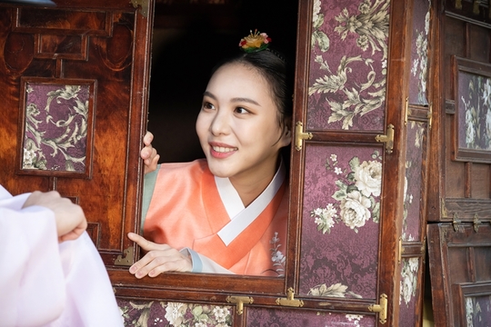 Lee Yul-em, a single house, has transformed into a land filled with a yearly heart for only one person, a one-sided heartThe TV CHOSUN special drama The War of GLOW - GLOW (director Kim Jung-min/playplayplayer Choi Soo-mi/hereinafter, Gantaek), which confirmed its first broadcast on December 14, is a court survival romance in which Queen Letizia of Spain dies instantly after shooting by gunmen who raided on national marriage.In the Third Teaser, which was unveiled on the 29th of last month, attention was drawn to the top status allowed by those who are not authentic dynasty Lee (), and the sharp desire of six people reaching out to win the position of Queen Letizia of Spain.Above all, Lee Yul-em played the role of Cho Young-ji, the wife of the family leader of Cho, who has lived only for the whole life, and has a lot of laughter, tears and love.GLOW, which grew up with the heart of being a woman of the Lord for a lifetime, while at first sight, to Lee Kyung (Kim Min-gyu), who saved himself from the harassment of young people.Even though it is often the case that you fall on your skirts, you are always the owner of the best pure love for the king.In this regard, Lee Yul-ems first force, which is divided into a contrast paper with a smile of honey dripping, was released.Lee Yul-em finds someone in the kiln and shines his eyes.Lee Yul-em, who laughed at his opponent with a shameful smile, immediately got up from the kiln and ran away, and he fell down on the spot.Above all, Lee Yul-em fully digested the Korean costume and braided hair, despite being the first top model of his life, and embodied the aspect of the GLOW of Joseon in love.Especially, Feeling, which was filled with excitement toward the lover, seemed to be the shyness of the girl, and it seemed to be the affection of GLOW and it was colorful and delicate.Lee Yul-em joined the Kangtaek and said, I am as excited as I first became Top Model in the historical drama.In addition, I am working hard to shoot in a really pleasant scene atmosphere.I will try to make various and delicate Feeling Acting to express the pure love of the person called Cho Youngji I am in charge. He also said, I would like to ask for your interest in the drama Gangtaek and Joe Youngji.bak-beauty