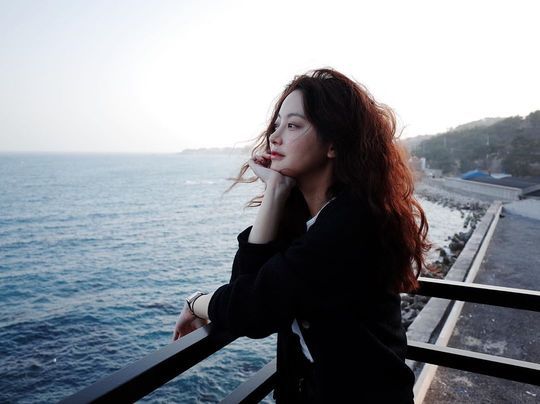 Actor Oh Yeon-seo showed off his brilliant Beautiful looks.On December 3, Oh Yeon-seo posted a picture on his instagram with an article entitled That Year, Spring.In the open photo, Oh Yeon-seo is enjoying the beautiful sea with a smile, and Oh Yeon-seo, who creates a pictorial atmosphere even if she stands still, shoots the hearts of fans.Park So-hee