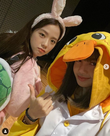 BLACKPINK JiSoo and Lisa have transformed into rabbits and ducks, respectively.JiSoo posted a photo of Lisa and her animal pajamas on her personal Instagram account on December 3.In the photo, JiSoo is a pink rabbit, Lisa is transformed into a yellow duck and takes various poses.JiSoo added with the photo, Mission complete. for Blinks, informing him of the penalty performance from the game defeat.Park Su-in