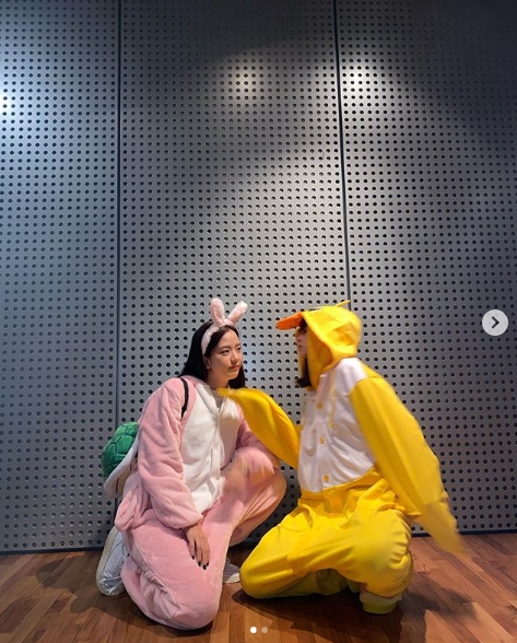 BLACKPINK JiSoo and Lisa have transformed into rabbits and ducks, respectively.JiSoo posted a photo of Lisa and her animal pajamas on her personal Instagram account on December 3.In the photo, JiSoo is a pink rabbit, Lisa is transformed into a yellow duck and takes various poses.JiSoo added with the photo, Mission complete. for Blinks, informing him of the penalty performance from the game defeat.Park Su-in