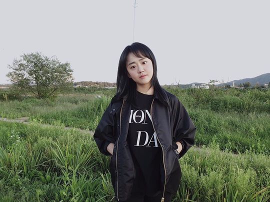 Actor Moon Geun-young encouraged TVN Wall Street drama Catch Phantom to watch.Moon Geun-young posted a picture on his instagram on December 3 with an article entitled Today is also Phantom Day.The picture shows Moon Geun-young standing on the grassland. Moon Geun-young stares at the camera with his faint eyes.Moon Geun-youngs blemishes-free white-oak skin and distinctive features make the beautiful look even more prominent.Fans who responded to the photos responded such as Pretty, So cute and Should catch the premiere today.delay stock