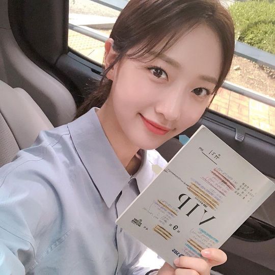 Actor Pyo Ye-jin encouraged SBS Wall Street drama VIP viewing.Pyo Ye-jin posted a picture on his instagram on December 3 with an article entitled Its already 10 times today.Inside the photo was a picture of Pyo Ye-jin with a VIP script; Pyo Ye-jin smiles brightly at the camera.Pyo Ye-jins blemishes-free white-oak skin and large, clear eyes make the pure beautiful look more prominent.delay stock