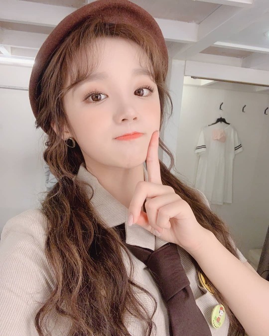 Group (woman) I-DLE member Song Yuqi showed a cute Lovely.Song Yuqi wrote on the official Instagram of (woman) I-DLE on December 3, Its getting cold these days, so we have to wear our Neverland (the official name of the female I-DLE fandom) warmly.I want to see it. The photo shows Song Yuqi, which adds a cute charm with a brown beret; Song Yuqi smiles with his fingers poked at his cheeks.Song Yuqis blemishes-free white-oak skin and large, clear eyes make her look more beautiful.delay stock