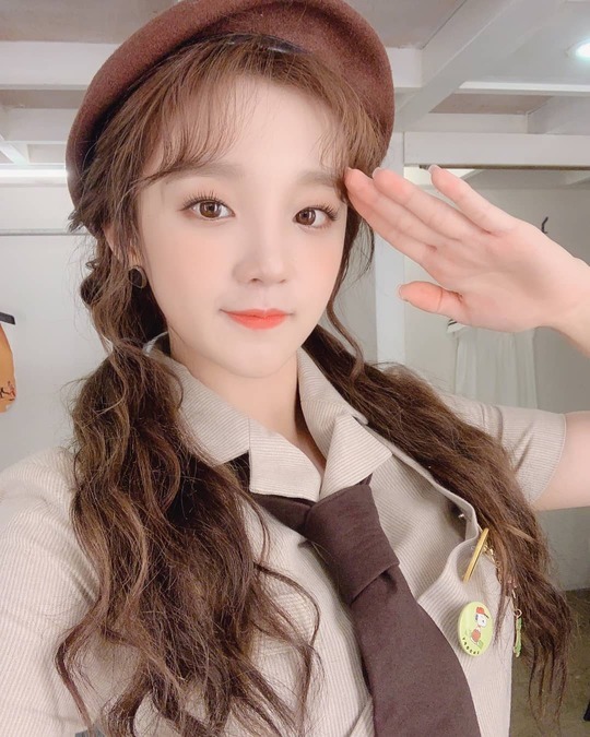 Group (woman) I-DLE member Song Yuqi showed a cute Lovely.Song Yuqi wrote on the official Instagram of (woman) I-DLE on December 3, Its getting cold these days, so we have to wear our Neverland (the official name of the female I-DLE fandom) warmly.I want to see it. The photo shows Song Yuqi, which adds a cute charm with a brown beret; Song Yuqi smiles with his fingers poked at his cheeks.Song Yuqis blemishes-free white-oak skin and large, clear eyes make her look more beautiful.delay stock