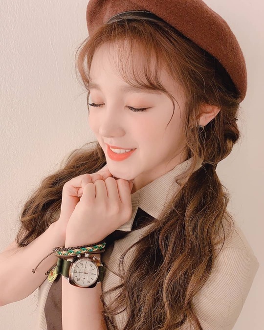 Group (woman) I-DLE member Song Yuqi showed a cute Lovely.Song Yuqi wrote on the official Instagram of (woman) I-DLE on December 3, Its getting cold these days, so we have to wear our Neverland (the official name of the female I-DLE fandom) warmly.I want to see it. The photo shows Song Yuqi, which adds a cute charm with a brown beret; Song Yuqi smiles with his fingers poked at his cheeks.Song Yuqis blemishes-free white-oak skin and large, clear eyes make her look more beautiful.delay stock