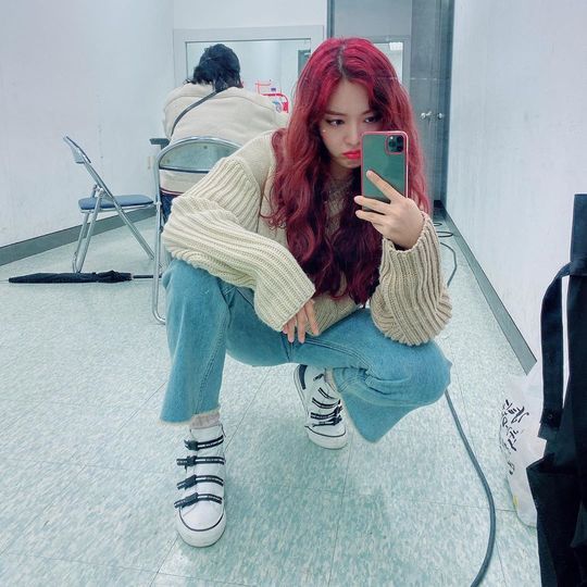 Group AOA member Chan Mi boasted outstanding beautiful looks.Chan Mi posted a picture on his instagram on December 3 with an article entitled Meet me today.The photo shows Chan Mi, who boasts a red hairstyle. Chan Mi is making a new look.Chan Mis dissipating small face size catches my eye.Fans who encountered the photos responded such as I love you, Fighting today and Beautiful looks are just light.delay stock