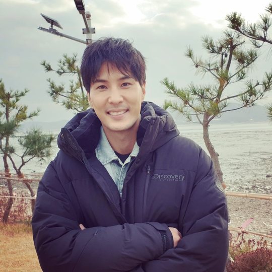 Actor Kim Ji-seok has revealed his current situation.Kim Ji-seok posted several photos on December 3 with an article entitled Why did I come here in 14 years?Kim Ji-seok is smiling in a warm black Long padding. Kim Ji-seok tagged his position on Instagram as one beach of Muuido.In the post of Kim Ji-seok, netizens posted articles such as Why did you go to the winter sea? And Its cool.Kim Ji-seok played Kang Jong-ryul, the father and baseball player of the pengu (Kim Kang-hoon) in the recently-ended KBS 2TV drama Around the Time of Camellia Flowers.Kim Ji-seok is appearing on the TVN entertainment program Problematic Man: Brain Wanderer Season 2 after the drama ends.Choi Yu-jin