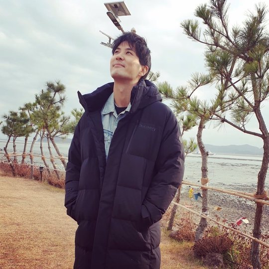 Actor Kim Ji-seok has revealed his current situation.Kim Ji-seok posted several photos on December 3 with an article entitled Why did I come here in 14 years?Kim Ji-seok is smiling in a warm black Long padding. Kim Ji-seok tagged his position on Instagram as one beach of Muuido.In the post of Kim Ji-seok, netizens posted articles such as Why did you go to the winter sea? And Its cool.Kim Ji-seok played Kang Jong-ryul, the father and baseball player of the pengu (Kim Kang-hoon) in the recently-ended KBS 2TV drama Around the Time of Camellia Flowers.Kim Ji-seok is appearing on the TVN entertainment program Problematic Man: Brain Wanderer Season 2 after the drama ends.Choi Yu-jin