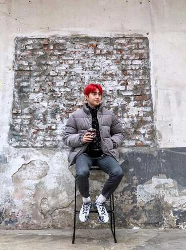 EXO Suho, Love at first night with the handsome .. shining RED charisma Suho (real name Kim Jun-myeon), who is also an Exu member and Actor, has been working with Love at first night to tell the recent situation.Today, singer and actor Suho posted a picture with a short article called Snow, Snow through his personal Instagram account.In the open photo, Suho enjoys a relaxed daily life with coffee in one hand, and the atmosphere of looking at love at first sight caught the attention of fans.Especially, the hairstyle that gave points to RED color attracts attention.On the other hand, Suhos boy group EXO shot a comeback signal when it released its regular 6th album OBSESSION on the 27th of last month.Since then, he has been loved by fans not only in Korea but also around the world and proved to be a global star.Suho Instagram capture