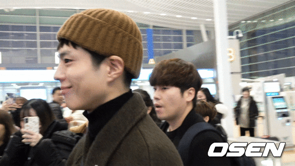 Actor Park Bo-gum left for Nagoya, Japan, via Incheon International Airport to attend 2019 MAMA on the afternoon of the 3rd.Actor Park Bo-gum moves to the departure hall