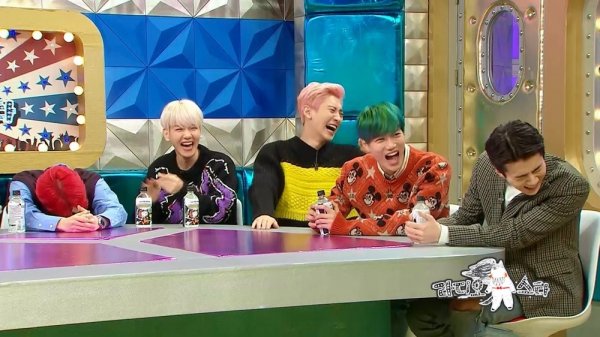 EXO (EXO) is a six-member complete and will appear on MBD Golden Fishery - Radio Star (hereinafter Radio Star).Radio Star, which is scheduled to air on the 4th, features EXO Suho, Baek Hyun, Chan Yeol, Kai, Sehun and Chen as special features of EXO Radio Star.According to the production team, EXO, who returned to his regular 6th album OBSESSION, chose Radio Star as a comeback entertainment, especially this time, it is meaningful to announce the news of his appearance with six people.As all members except Chen are the first appearances of Radio Star, attention is already keen on what stories they will solve.First, they will laugh at the leader Suho Mole during the broadcast, and members except Suho and MCs showed the best unity.Attention is focusing on whether Suho can survive among them.Chen will sit in the special MCs seat.Chen, who has been the only Radio Star member to reach the special MC position, will play a role between Radio Star and EXO.Kim Gura also said that he admired EXO for being more fun than expected.The EXO complete harsh entertainment ceremony can be confirmed through Radio Star, which is broadcasted at 11:05 pm on Wednesday, 4th.