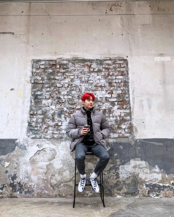 Suho posted a picture of himself on his instagram on the 3rd with an article entitled Snow. Snow.Suho, in the open photo, is staring into the air with a thick padding and coffee in his hand. Suho showed a unique sense of digesting red hair.Especially, Suhos long stretches, which are stretched out in a chair, attract many peoples attention.Many netizens who have encountered this are showing various opinions such as Have you seen love at first night today? And I am warm and happy today.On the other hand, Suhos group EXO released its regular 6th album OBSESSION on the 27th of last month.