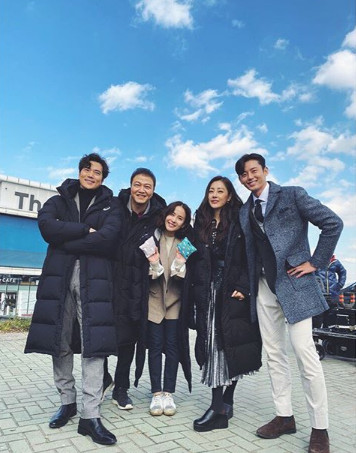 Actor Cho Yeo-jeong has promoted the new drama The Woman of 9.9 billion.On the 3rd, Cho Yeo-jeong told his Instagram, KBS # Woman of 9.9 Billion D-1! First broadcast tomorrow evening at 10 pm on December 4th.I will make you exciting this winter. Cho Yeo-jeong in the public photo is standing side by side with Kim Kang-woo with a drama script.You can guess the atmosphere of the scene with a cheerful look on the face of Cho Yeo-jeong, who is laughing all over.In another photo, Cho Yeo-jeong is taking a certification shot with the background of the blue sky with Actor Onara, Lee Ji-hoon and Jung Woong-in who appear in the drama together.Cho Yeo-jeong, who looks relatively small with his head slightly bent, is cute.Meanwhile, Cho Yeo-jeong won the Best Actress Award for the film Parasite at the 40th Blue Dragon Film Awards ceremony held on the 21st of last month.Photo Cho Yeo-jeong SNS
