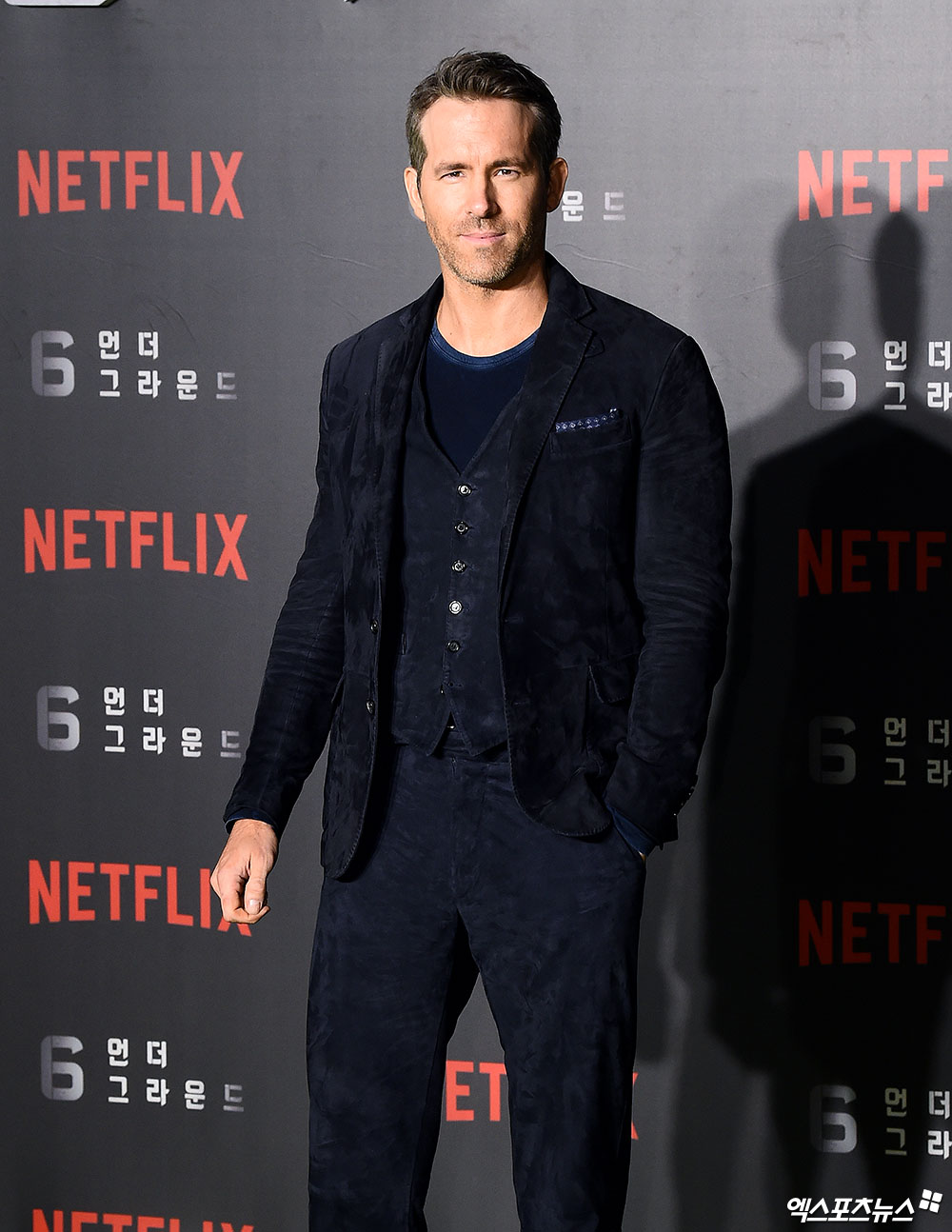 Lion Reynolds, who attended the Netflix 6 Underground green carpet event at Seoul Dongdaemun Design Plaza (DDP) on the afternoon of the 2nd, has photo time.