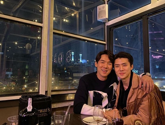 Group EXO Sehun boasted a special friendship with Yoo Yeon-seok.Sehun posted a picture on his Instagram on the 2nd with an article entitled Byeonseok is with my brother.The photo shows two people sitting side by side and wearing shoulder-to-shoulder, especially showing off their warm visuals.On the other hand, EXO, which Sehun belongs to, is releasing its regular 6th album OBSESSION on the 27th of last month.Photo: Sehun Instagram