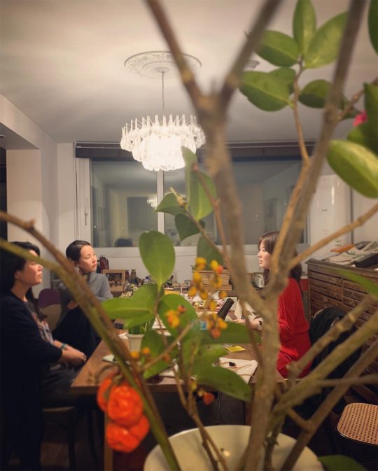 Singer Ock Joo-hyun has unveiled a meal with his best actors Song Hye-kyo and Cho Yeo-jeong.Ock Joo-hyun said on March 3, The treasure-like story that we first met at the age of 18 ~ 19 and then came back to that time warmed our hearts with a few days.Thank you friends. In the photo posted together, Song Hye-kyo, Cho Yeo-jeong and fashion designer Dylan Ryu share the story of Dorandoran behind the pot.Ock Joo-hyun also posted a video of Song Hye-kyo massaging his leg.The world star is very good at doing leg massages, too, said Ock Joo-hyun, and the beauty of the creators all-you-can-eat-me-you-you-be-sweet-sweet-sweet-sweet-sweet-sweet-sweet-sweet-sweet-sweet-sweet-sweet-sweet-sweet-sweetWhy are your hands and feet pretty (Feat.Cho Yeo-jeong)? he wrote, and recalled the time, saying, November, that night was pretty.Netizens responded to pretty sisters, I envy such friendship, I think it was a dress code red, I look happy, I feel warm and warm.