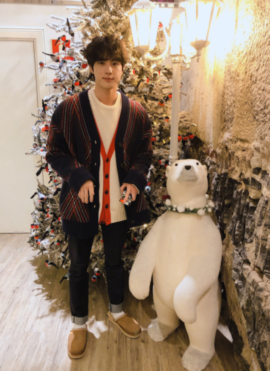 Jean of group BTS gave thanks You to fans for their birthday celebration.On the 4th, Jin posted a picture on the official SNS account of BTS with an article entitled I will do my best on stage, Ami (fan club), thank you so much for celebrating my birthday.In the photo, Jean is standing next to a polar bear model staring at the camera, and behind him, the winter atmosphere was full, with a Christmas tree and a streetlight shining in the light.In addition, Jean showed off his unique fashion sense by matching a cardigan that gave a point in red knit with white knit.BTS, which Jin belongs to, attended the 2019 Mama (2019 Mnet Asian Music Awards) held at Nagoya Dome in Japan.