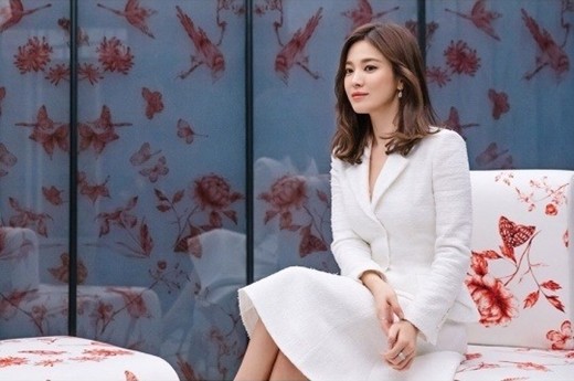 The nameless Beautiful looks.On the 3rd, W. Korea SNS posted several photos with the article Hot exhibition to visit 500 people every day.The photo shows the recent status of Actor Song Hye-kyo.Song Hye-kyo, wearing a white two-piece with a shoulder-length stop foot, is sporting a sleek sky-high look.W. Korea said, Actor Song Hye-kyo, which tells Koreas beauty overseas, such as China and Asia.Meanwhile, Song Hye-kyo is currently reviewing the movie Anna as his next film.Photo: W. Korea SNS