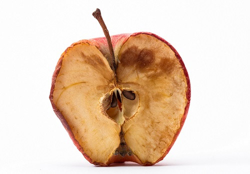 갈변된 사과는 체내에서 활성산소를 만들 수 있어 잘라내고 먹는 게 좋다./사진=클립아트코리아
