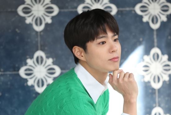 Actor Park Bo-gum left for Japan with a Comfort Women badge.According to the entertainment industry on the 4th, Park Bo-gum left for Japan Nagoya the day before to attend the 2019 MAMA (Mnet Asian Music Awards) held at Japan Nagoya Dome.Park Bo-gum attracted attention by appearing in a coat with a Comfort Women badge at an airport leaving the country.Amid the strained relationship between Korea and Japan, the 2019 MAMA has confirmed the hosting of Japan, sparking controversy.Park Bo-gum has appeared several times before in a Comfort Women T-shirt.Since the time of KBS2 Music Bank MC in 2015, he has been steadily wearing marimmond products that sponsor Comfort Women victims.In addition, he also wore a Comfort Women badge at the Ice Bucket Challenge and encouraged him to purchase the badge. In 2017, he also wore a Comfort Women sponsored Peace Girl Award badge at the VIP premiere of the movie Gunship Island.Park Bo-gum is set to host at 2019 MAMAPark Bo-gum first attended MAMA in 2017 and confirmed his appearance for the third consecutive year until last year.Park Bo-gum was previously acclaimed for his proficient progression at two awards ceremonies.2019 MAMA will be held at 6pm on Monday and will be broadcast live on Mnet and Mnet K-pop YouTube.