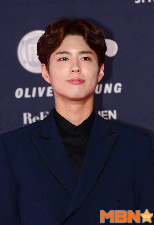 Actor Park Bo-gum was spotted departing with a Comfort Women badge.Park Bo-gum was scheduled to attend the 2019 MAMA (2019 Mnet Asian Music Awards) at the Japan Nagoya Dome and was departed as Japan through the Incheon International Airport in Unseo-dong, Jung-gu, Incheon on the afternoon of the 3rd.Park Bo-gumOn this day, Park Bo-gum appeared in a coat with a badge supporting the Comfort Women victims grandmothers.His move was even more noticeable at this time when the relationship between Korea and Japan was strained due to the Comfort Women consultation issue.The netizens who saw this responded to Park Bo-gum by supporting It is also warm, It is cool, It is good to see people who believe and see and It is good to see people who are constantly interested and practice.Meanwhile, Park Bo-gum has been a host for the third consecutive year in MAMA since 2017.