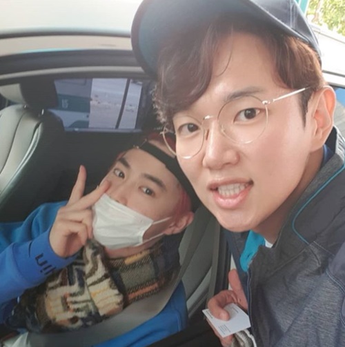 Broadcaster Jang Sung-kyu becomes EXO ManagerOn the last three days, Jang Sung-kyu posted on his instagram that he was a small ball shot by Suho.He added a hashtag called # EXO # and # EXOSIST # Meeting # Walkman # Coming Sunny and laughed.Suho suggested Collabo, saying that all members like Workman.In the Manager proposal, the Workman PD wrote to SM, Can I go to the real place? The fans are already showing their expectations to the Collabo.
