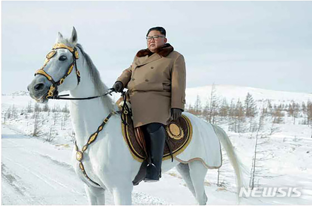 북한은 4일 김정은 국무위원장이 백두산에 올라 삼지연군안의 혁명 전적지, 사적지들을 둘러봤다고 밝혔다./사진=노동신문, 뉴시스