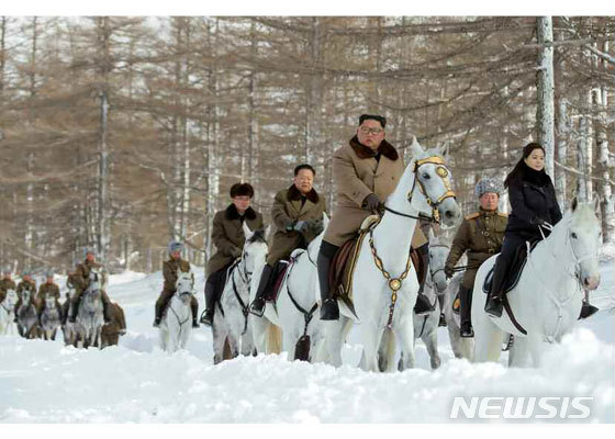 북한은 4일 김정은 국무위원장이 백두산에 올라 삼지연군안의 혁명 전적지, 사적지들을 둘러봤다고 밝혔다./사진=노동신문, 뉴시스