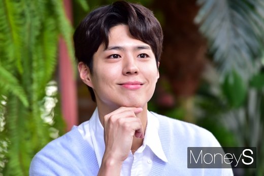 Park Bo-gum left the country on the 3rd at Incheon International Airport to attend the 2019 Mnet Asian Music Awards (hereinafter referred to as MAMA) in Nagoya, Japan.He will also host the 2019 MAMA following 2017 and 2018, which will catch the attention of Asian K-pop fans.On the other hand, Park showed a so-called comfort women badge on his coat on his way out of Japan on the day of departure.