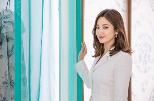 Actor Song Hye-kyo shows off his beautiful looksOn the 3rd, Wkorea posted several photos on Instagram with the article Hot exhibition to visit 500 people every day!Wkorea said, Actor Song Hye-kyo, who informs Koreas beauty overseas, such as China and Asia.Song Hye-kyo caught the eye with an elegant Smile.Meanwhile, Song Hye-kyo is currently reviewing the movie Anna as his next film.