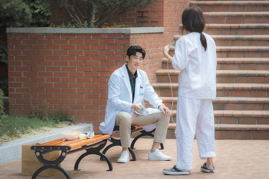 Chocolate Yoon Kye-sang and Ha Ji-won are offering healing chemistry.JTBCs Drama Chocolate (directed by Lee Hyung-min, playwright Lee Kyung-hee, produced by Drama House and JYP Pictures) showed a deep emotional human melody and sparked a hot response from the first broadcast.As proof of this, TV viewer ratings have soared to 4.4% nationwide and 5.3% in the metropolitan area in the past two times, and the highest TV viewer ratings per minute have soared to 6.0% (Nielson Korea, based on paid households).Drama category topical JiSoo (week 4 of November, Good Data Corporation) also ranked second in overall Drama rankings in the first week of broadcasting.Ha Ji-won and Yoon Kye-sang also ranked first and fourth respectively in the cast topic JiSoo, proving the true value of Emotional Manufacturing The Dream Team.The meeting of Emotional Manufacturing The Dream Team was filled with hot expectations before the broadcast.The beautiful scenery of Greece and Wando, and the dishes created by Moon Cha-young (Ha Ji-won), succeeded in stimulating emotions with a perfect combination of healing recipes.The delicate sensitivity and deep insight created by Lee Hyung-min and Lee Kyung-hee left a deep lull every moment.Above all, there was a magical chemie of Yoon Kye-sang and Ha Ji-won, who tapped emotions at the center of the favorable review.The synergy between the two actors, who built up the story of Moon Cha-young, who became a chef without forgetting the warmth of the past angel boy, and Lee Kang (Yoon Kye-sang), who lived with anger and wounds after the death of his mother in a boy dreaming of a chef, was more perfect than expected.In the behind-the-scenes cut released on the day, you can get a glimpse of the secret of Yoon Kye-sang and Ha Ji-wons healing chemistry.Yoon Kye-sang, who runs to the front of the screen and monitors his acting even though he is dressed in a scar on the whole face, is immersed in this river as much as his serious eyes.Even though he shows off the charm of the chic Lee River, his face-filled anti-war smile causes a heartbeat. Ha Ji-won is Moon Cha-young himself.Ha Ji-wons energy, which gently leads the filming scene as if it is perfect for Moon Cha-young, a smile angel who does not lose laughter in any situation, is lovely.When the two of them are together, laughter does not leave. The visual chemistry of Yoon Kye-sang and Ha Ji-won, which cause a smile even if they are attached, causes excitement.Lee and Moon have been in a momentary relationship since their first meeting in childhood. Moon and his first love boy, Lee, were recognized at once, but Lee did not remember.In addition, Lee Kang, who returned from the explosion in Libya, reunited with Moon Cha-young as a lover of his best friend Kwon Min-sung (Yoo Tae-oh).Moon Cha-young, who was shaken by Lee Gang, left for Greece after organizing everything, and the relationship between the two was mixed again.As the story of the two people is unfolding in earnest, the synergy between Yoon Kye-sang and Ha Ji-won is expected to shine more.Park Su-in