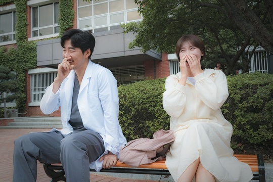 Chocolate Yoon Kye-sang and Ha Ji-won are offering healing chemistry.JTBCs Drama Chocolate (directed by Lee Hyung-min, playwright Lee Kyung-hee, produced by Drama House and JYP Pictures) showed a deep emotional human melody and sparked a hot response from the first broadcast.As proof of this, TV viewer ratings have soared to 4.4% nationwide and 5.3% in the metropolitan area in the past two times, and the highest TV viewer ratings per minute have soared to 6.0% (Nielson Korea, based on paid households).Drama category topical JiSoo (week 4 of November, Good Data Corporation) also ranked second in overall Drama rankings in the first week of broadcasting.Ha Ji-won and Yoon Kye-sang also ranked first and fourth respectively in the cast topic JiSoo, proving the true value of Emotional Manufacturing The Dream Team.The meeting of Emotional Manufacturing The Dream Team was filled with hot expectations before the broadcast.The beautiful scenery of Greece and Wando, and the dishes created by Moon Cha-young (Ha Ji-won), succeeded in stimulating emotions with a perfect combination of healing recipes.The delicate sensitivity and deep insight created by Lee Hyung-min and Lee Kyung-hee left a deep lull every moment.Above all, there was a magical chemie of Yoon Kye-sang and Ha Ji-won, who tapped emotions at the center of the favorable review.The synergy between the two actors, who built up the story of Moon Cha-young, who became a chef without forgetting the warmth of the past angel boy, and Lee Kang (Yoon Kye-sang), who lived with anger and wounds after the death of his mother in a boy dreaming of a chef, was more perfect than expected.In the behind-the-scenes cut released on the day, you can get a glimpse of the secret of Yoon Kye-sang and Ha Ji-wons healing chemistry.Yoon Kye-sang, who runs to the front of the screen and monitors his acting even though he is dressed in a scar on the whole face, is immersed in this river as much as his serious eyes.Even though he shows off the charm of the chic Lee River, his face-filled anti-war smile causes a heartbeat. Ha Ji-won is Moon Cha-young himself.Ha Ji-wons energy, which gently leads the filming scene as if it is perfect for Moon Cha-young, a smile angel who does not lose laughter in any situation, is lovely.When the two of them are together, laughter does not leave. The visual chemistry of Yoon Kye-sang and Ha Ji-won, which cause a smile even if they are attached, causes excitement.Lee and Moon have been in a momentary relationship since their first meeting in childhood. Moon and his first love boy, Lee, were recognized at once, but Lee did not remember.In addition, Lee Kang, who returned from the explosion in Libya, reunited with Moon Cha-young as a lover of his best friend Kwon Min-sung (Yoo Tae-oh).Moon Cha-young, who was shaken by Lee Gang, left for Greece after organizing everything, and the relationship between the two was mixed again.As the story of the two people is unfolding in earnest, the synergy between Yoon Kye-sang and Ha Ji-won is expected to shine more.Park Su-in