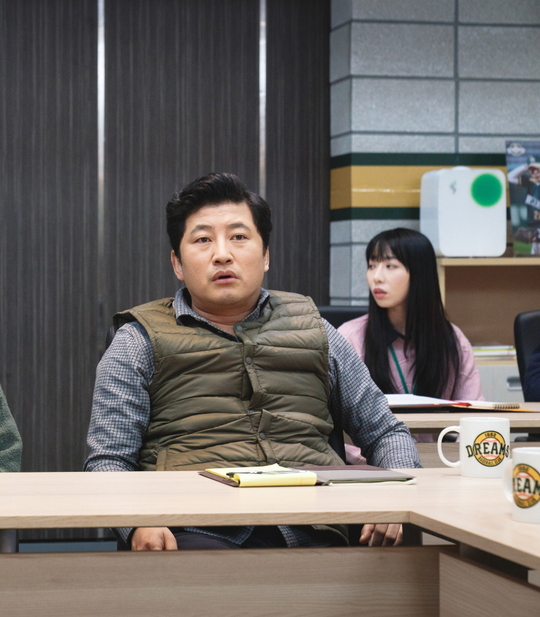 The first presentation of the new director of Stove League was released.SBSs new Golden Globe (playplayplay by Lee Shin-hwa/director Jung Dong-yoon/Produced Gil Pictures), which is scheduled to be broadcast on December 13, is a hot winter story about the head of the new team, who is in the last place where even the tears of fans are dry, preparing for an extraordinary season.Namgoong Min was the new head of the first-class manufacturing team, Baek Seung-soo, the only woman in Korea, Lee Se-young, the youngest operating team leader, and Jo Byung-gyu, who were called parachutes because of their wealthy family.Lee Joon-hyuk is the Dreams Scout Team Team Team Team Team Team Team Team Team Team Team Team Team Team Team Team Team Team Team Team Team Team Team Team Team Team Team Team Team Team Team Team Team Team Team Team Team Team Team Team Team Team Team Team Team Team Team Team Team Team Team Team Team Team Team Team Team Team Team Team Team Team Team Team Team Team Team Team Team Team Team Team Team Team Team Team Team Team Team Team Team Team Team Team Team Team Team Team Team Team Team Team Team Team Team Team Team Team Team Team Team Team Team Team Team Team Team Team Team Team Team Team Team Team Team Team Team Team Team Team Team Team Team Team Team Team Team Team TeamIn this regard, the scene of the first presentation of the new chief, which is gathering in a serious atmosphere with all of Namgoong Min - Park Eun-bin - Jo Byung-gyu - Lee Joon-hyuk - Golden Harvest with - Kim Do-hyun - Park Jin-woo, was captured.In the drama, Baek Seung-soo (Namgoong Min), the new head of the team, is presenting against the big-boned fronts in Dreams.Baek Seung-soo, the first maker, is setting up the front desk and watching the first presentation on the new strategy.In particular, Baek Seung-soo released the analyzed data with a chic expression as a liquidation water, and then he smiled with a confident expression.On the other hand, with the passionate operation team leader Lee Se-young (Park Eun-bin), the front gin expresses the complex mind of each person and shows the opposite appearance.An angry Lee Se-young jumped up and put his hand up to his waist, one Jae Hee (Jo Byung-gyu) put his arms across his chest and a straight expression, and Lee Joon-hyuk sighed with frustration.In the appearance of Lim Mi-sun (Golden Harvest with) with an absurd expression, Yukyung-taek (Kim Do-hyun), who looks around and around, and Byun Chi-hoon (Park Ji-hoon), who showed annoyance, he is guessing the confrontation with Baek Seung-soo, the new head of the team.Attention is focusing on whether Baek Seung-soo, the new head of the team, will be able to implement a winning strategy with fronts showing signs of a half-time.The scene of the first presentation of the new head of the team in a bloody atmosphere was filmed in Paju, Gyeonggi Province in November.As the front desks were the first to gather together, the actors greeted with a bright smile as they entered the scene.Moreover, the atmosphere maker Lee Joon-hyuks youthful jokes and witty humor raised the atmosphere of the scene, and all the actors started laughing and laughing.The filming proceeded smoothly as the senior and junior actors cared for each other, and despite the first filming of the Dreams fronts in one place, the filming was successfully completed in a warm atmosphere, boasting of the strongest teamwork.Park Su-in