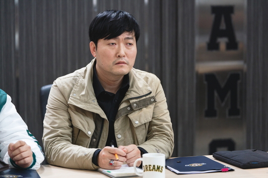 The first presentation of the new director of Stove League was released.SBSs new Golden Globe (playplayplay by Lee Shin-hwa/director Jung Dong-yoon/Produced Gil Pictures), which is scheduled to be broadcast on December 13, is a hot winter story about the head of the new team, who is in the last place where even the tears of fans are dry, preparing for an extraordinary season.Namgoong Min was the new head of the first-class manufacturing team, Baek Seung-soo, the only woman in Korea, Lee Se-young, the youngest operating team leader, and Jo Byung-gyu, who were called parachutes because of their wealthy family.Lee Joon-hyuk is the Dreams Scout Team Team Team Team Team Team Team Team Team Team Team Team Team Team Team Team Team Team Team Team Team Team Team Team Team Team Team Team Team Team Team Team Team Team Team Team Team Team Team Team Team Team Team Team Team Team Team Team Team Team Team Team Team Team Team Team Team Team Team Team Team Team Team Team Team Team Team Team Team Team Team Team Team Team Team Team Team Team Team Team Team Team Team Team Team Team Team Team Team Team Team Team Team Team Team Team Team Team Team Team Team Team Team Team Team Team Team Team Team Team Team Team Team Team Team Team Team Team Team Team Team Team Team Team Team Team Team Team TeamIn this regard, the scene of the first presentation of the new chief, which is gathering in a serious atmosphere with all of Namgoong Min - Park Eun-bin - Jo Byung-gyu - Lee Joon-hyuk - Golden Harvest with - Kim Do-hyun - Park Jin-woo, was captured.In the drama, Baek Seung-soo (Namgoong Min), the new head of the team, is presenting against the big-boned fronts in Dreams.Baek Seung-soo, the first maker, is setting up the front desk and watching the first presentation on the new strategy.In particular, Baek Seung-soo released the analyzed data with a chic expression as a liquidation water, and then he smiled with a confident expression.On the other hand, with the passionate operation team leader Lee Se-young (Park Eun-bin), the front gin expresses the complex mind of each person and shows the opposite appearance.An angry Lee Se-young jumped up and put his hand up to his waist, one Jae Hee (Jo Byung-gyu) put his arms across his chest and a straight expression, and Lee Joon-hyuk sighed with frustration.In the appearance of Lim Mi-sun (Golden Harvest with) with an absurd expression, Yukyung-taek (Kim Do-hyun), who looks around and around, and Byun Chi-hoon (Park Ji-hoon), who showed annoyance, he is guessing the confrontation with Baek Seung-soo, the new head of the team.Attention is focusing on whether Baek Seung-soo, the new head of the team, will be able to implement a winning strategy with fronts showing signs of a half-time.The scene of the first presentation of the new head of the team in a bloody atmosphere was filmed in Paju, Gyeonggi Province in November.As the front desks were the first to gather together, the actors greeted with a bright smile as they entered the scene.Moreover, the atmosphere maker Lee Joon-hyuks youthful jokes and witty humor raised the atmosphere of the scene, and all the actors started laughing and laughing.The filming proceeded smoothly as the senior and junior actors cared for each other, and despite the first filming of the Dreams fronts in one place, the filming was successfully completed in a warm atmosphere, boasting of the strongest teamwork.Park Su-in
