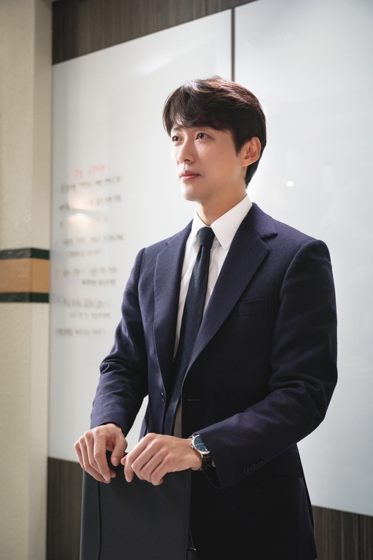 The first presentation of the new director of Stove League was released.SBSs new Golden Globe (playplayplay by Lee Shin-hwa/director Jung Dong-yoon/Produced Gil Pictures), which is scheduled to be broadcast on December 13, is a hot winter story about the head of the new team, who is in the last place where even the tears of fans are dry, preparing for an extraordinary season.Namgoong Min was the new head of the first-class manufacturing team, Baek Seung-soo, the only woman in Korea, Lee Se-young, the youngest operating team leader, and Jo Byung-gyu, who were called parachutes because of their wealthy family.Lee Joon-hyuk is the Dreams Scout Team Team Team Team Team Team Team Team Team Team Team Team Team Team Team Team Team Team Team Team Team Team Team Team Team Team Team Team Team Team Team Team Team Team Team Team Team Team Team Team Team Team Team Team Team Team Team Team Team Team Team Team Team Team Team Team Team Team Team Team Team Team Team Team Team Team Team Team Team Team Team Team Team Team Team Team Team Team Team Team Team Team Team Team Team Team Team Team Team Team Team Team Team Team Team Team Team Team Team Team Team Team Team Team Team Team Team Team Team Team Team Team Team Team Team Team Team Team Team Team Team Team Team Team Team Team Team Team TeamIn this regard, the scene of the first presentation of the new chief, which is gathering in a serious atmosphere with all of Namgoong Min - Park Eun-bin - Jo Byung-gyu - Lee Joon-hyuk - Golden Harvest with - Kim Do-hyun - Park Jin-woo, was captured.In the drama, Baek Seung-soo (Namgoong Min), the new head of the team, is presenting against the big-boned fronts in Dreams.Baek Seung-soo, the first maker, is setting up the front desk and watching the first presentation on the new strategy.In particular, Baek Seung-soo released the analyzed data with a chic expression as a liquidation water, and then he smiled with a confident expression.On the other hand, with the passionate operation team leader Lee Se-young (Park Eun-bin), the front gin expresses the complex mind of each person and shows the opposite appearance.An angry Lee Se-young jumped up and put his hand up to his waist, one Jae Hee (Jo Byung-gyu) put his arms across his chest and a straight expression, and Lee Joon-hyuk sighed with frustration.In the appearance of Lim Mi-sun (Golden Harvest with) with an absurd expression, Yukyung-taek (Kim Do-hyun), who looks around and around, and Byun Chi-hoon (Park Ji-hoon), who showed annoyance, he is guessing the confrontation with Baek Seung-soo, the new head of the team.Attention is focusing on whether Baek Seung-soo, the new head of the team, will be able to implement a winning strategy with fronts showing signs of a half-time.The scene of the first presentation of the new head of the team in a bloody atmosphere was filmed in Paju, Gyeonggi Province in November.As the front desks were the first to gather together, the actors greeted with a bright smile as they entered the scene.Moreover, the atmosphere maker Lee Joon-hyuks youthful jokes and witty humor raised the atmosphere of the scene, and all the actors started laughing and laughing.The filming proceeded smoothly as the senior and junior actors cared for each other, and despite the first filming of the Dreams fronts in one place, the filming was successfully completed in a warm atmosphere, boasting of the strongest teamwork.Park Su-in