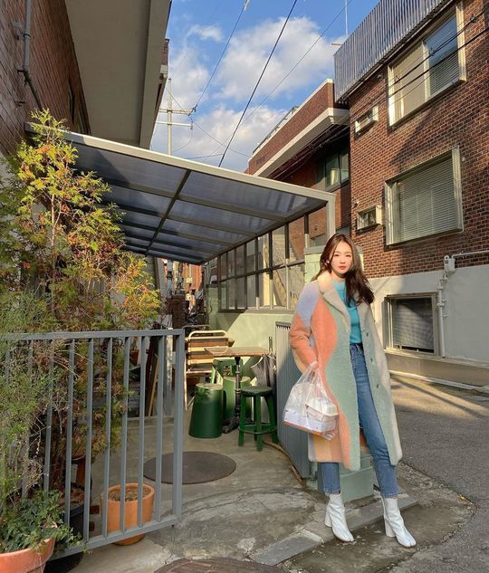 Kang Min-kyung enjoyed his daily leeway.Kang Min-kyung released several photos on December 4 with his article Seongsu-dong cooking on his instagram.Kang Min-kyung is having a relaxing time to tour the shops around him.Kang Min-kyungs beautiful look, wearing a bright coat with various colors such as pink and blue, attracts attention.The netizens responded that Court and Sister are beautiful, The dignity of the first singer and It is so beautiful.Lee Ha-na