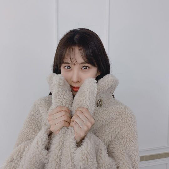 Group Girls Generation member Seohyun boasted a watery beautiful look.Seohyun posted a picture on his instagram on December 4 with an article entitled Stay waaaaarm.The picture shows Seohyun hiding his face in a fur jacket, who is staring at the camera with his eyes round.Seahouns blemishes-free white-oak skin and its dissipatingly small face size make the beautiful look even more prominent.delay stock