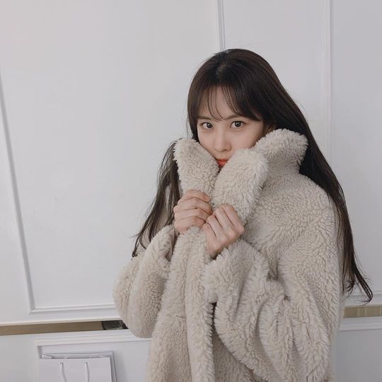 Group Girls Generation member Seohyun boasted a watery beautiful look.Seohyun posted a picture on his instagram on December 4 with an article entitled Stay waaaaarm.The picture shows Seohyun hiding his face in a fur jacket, who is staring at the camera with his eyes round.Seahouns blemishes-free white-oak skin and its dissipatingly small face size make the beautiful look even more prominent.delay stock