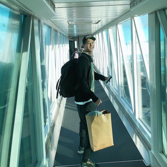 Actor Lee Ki-woo has shared his joyful current situation.Lee Ki-woo posted a picture on his Instagram on December 4 with an article entitled Where are you going?Lee Ki-woo in the public photo is going to take a plane with a full face.Lee Ki-woo, who smiles brightly as if he is excited about Travel, makes his fans feel excited.Park So-hee