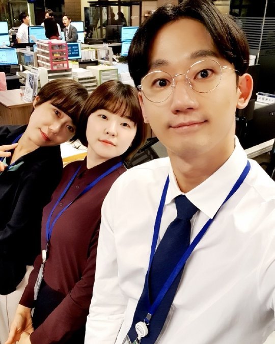 Actor Minjee Lee is appearing on the TVN tree drama Psychopath Diary Diary (Sapada).Minjee Lee posted a picture on his personal instagram on December 4, along with an article entitled Today is a day of defeat. Three members of Asset Management Team Migration.Minjee Lee is taking pictures with actors Cho Si-nae and Choi Tae-hwan smiling at the corners of his mouth.Minjee Lee plays the role of Oh miju, a member of the 3rd team of securities company asset management in the TVN drama Psychopath Diary Diary Diary, and Jo Si-nae and Choi Tae-hwan play Shin Seok-hyun, who works on the same team respectively.Oh miju, played by Minjee Lee in the play, put an innocent man on the weakness of his parents gambling debt.Oh miju knew the truth for himself, but he felt remorse for the six-way style of overwriting An Innocent Man, eventually revealing the truth and intriguing the drama.Choi Yu-jin