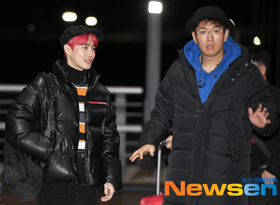 Group EXO Suho departed from Incheon International Airport on the afternoon of December 4th with an overseas schedule.EXO Suho is headed to the departure hall with an escort from the daily manager Jang Sung-kyu.Jung Yoo-jin