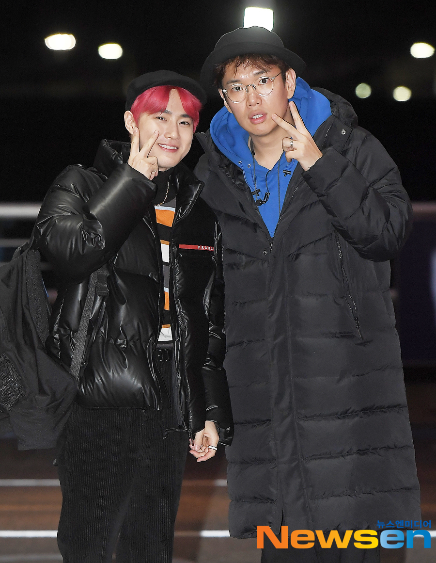 Group EXO Suho departed from Incheon International Airport on the afternoon of December 4th with an overseas schedule.EXO Suho poses with the daily manager Jang Sung-kyu.Jung Yu-jin